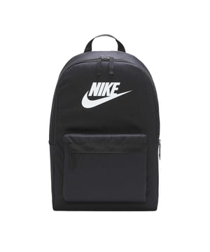
65% Gerecycled Polyester, 35% Polyester. Hoogte: 43cm. Lengte: 30.5cm. Breedte: 15cm. Capaciteit: 25L. Zakken: 1 Voorzak, Ritssluiting. Vakken: 1 hoofdvak, met rits. Stoftechnologie: Duurzaam. Ontwerp: Logo, Swoosh.