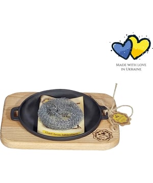 
De Gietijzeren serveerpan van Maysternya op houten plank is een veelzijdige grillpan van hoogwaardig gietijzer. Met een diameter van ø 18 x 2,5 cm biedt deze pan voldoende ruimte voor al je favoriete gerechten. De serveerpan wordt geleverd met een handige houten plank, waardoor het serveren van je creaties een feestje wordt. Of je nu gaat barbecueën of gewoon lekker wilt koken, deze pan is geschikt voor alle warmtebronnen en is uitstekend geschikt voor gebruik op de barbecue. Daarnaast is deze pan ook nog eens PFAS vrij, waardoor je gezond en duurzaam kunt koken. De zwarte kleur en het elegante design maken deze pan ook nog eens een prachtig cadeau. De pan is gemaakt van hoogwaardig gietijzer, wat zorgt voor een gelijkmatige hitteverdeling en een uitstekend warmtebehoud. Dit betekent dat je gerechten gelijkmatig zullen garen en warm blijven, zelfs als je ze van de barbecue afhaalt. De pan is bovendien voorzien van een stevig metalen handvat, waardoor je hem gemakkelijk kunt verplaatsen en serveren. Om jouw gerechten nog smaakvoller te maken, wordt de pan geleverd met een prachtige houten plank. Deze plank heeft niet alleen een mooie en natuurlijke uitstraling, maar dient ook als stabiele ondergrond om de pan op te plaatsen. Zo kun je jouw hapjes direct vanuit de pan serveren, zonder dat je je zorgen hoeft te maken over krassen op je tafel of werkblad. De serveerpan op houten plank is geschikt voor alle warmtebronnen, waaronder gas, inductie en elektrische barbecues. Hierdoor kun je hem niet alleen gebruiken voor je grillavonden in de zomer, maar ook binnen op je fornuis tijdens de wintermaanden. Met zijn klassieke zwarte kleur en duurzaam materiaal is de gietijzeren serveerpan op houten plank van Maysternya niet alleen functioneel, maar ook een mooie toevoeging aan je keuken. Het is een product dat met liefde is ontworpen en gemaakt, zodat jij kunt genieten van de beste barbecue-ervaring. Of je nu een ervaren grillmeester bent of net begint aan je barbecue-avontuur, deze pan zal je altijd van dienst zijn.   Materiaal: Gietijzer