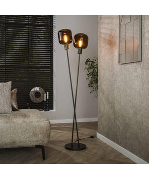 
De vloerlamp Bronza is uitgevoerd met een metalen armatuur in een bronze kleur. Het ontwerp bestaat uit twee gekruiste, slanke staanders met elk een glazen kap aan de bovenzijde. De lamp is onderdeel van de Bronza serie.Over het merkWij zijn continu bezig met het samenstellen van stoere collecties die naast functioneel ook nog is heel trendy zijn. Veel van ons assortiment is zo ontworpen dat het leuk bij elkaar staat in elke kamer, daarom raden wij zeker aan om even een kijkje te nemen in ons assortiment voor leuke matchende items! - Afmeting: - Kleur: Bruin - Materiaal: Glas