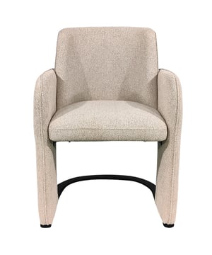 
‌Combineer modern design met ultiem zitcomfort met eetkamerstoel Sep. Deze stijlvolle stoel valt direct op door zijn unieke en luxe uitstraling. De stoel is bekleed met een zachte stof in een natuurlijke tint, waardoor het warmte en rust uitstraalt. Met de royale armleuningen bieden comfort, perfect voor lange en gezellige diners met vrienden en familie. De stoel past perfect in een modern of Scandinavisch interieur. De zwarte metalen poot zorgt voor een elegante look. Mooi te combineren met een eettafel in een donkere houttint. Eetkamerstoel Sep is verkrijgbaar in de kleuren naturel, groen en bruin. Merk: Home67 Materiaal: Metaal,Polyester Kleur: Naturel