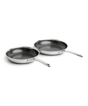 
Dé hybride koekenpannenset voor gezond koken met comfort De SOPHIOR Hybride Koekenpannenset (24 cm & 28 cm) combineert topprestaties met gezond koken zonder concessies. Dankzij een unieke RVS honingraatstructuur in combinatie met een 100% natuurlijke keramische antiaanbaklaag, kook je PFAS-vrij én met ultiem gemak. Als je het aan ons vraagt, is dit de beste koekenpannenset die je op dit moment kunt krijgen. Punt.  Alles over deze pannenset Beide pannen zijn opgebouwd volgens de Tri-Ply-constructie: een aluminium kern tussen een binnenlaag van 18/10 RVS en een buitenlaag van 18/0 RVS. De 3,5 mm dikke bodem zorgt voor een snelle en gelijkmatige warmteverdeling, terwijl de keramische antiaanbaklaag zorgt voor moeiteloos koken en schoonmaken. Het RVS-honingraatpatroon beschermt de coating tegen slijtage – zelfs bij gebruik van metalen spatels. De ergonomische handgrepen zijn stevig gelast en blijven lang koel tijdens het koken. PFAS-vrij, vaatwasserbestendig en geschikt voor alle warmtebronnen, inclusief inductie en oven (tot 260 °C). Tri-Ply-constructie met 3,5 mm dikke bodem – perfecte warmteverdeling 100% natuurlijke keramische antiaanbaklaag – gezond en PFAS-vrij RVS honingraatstructuur – voorkomt krassen en verlengt de levensduur Ergonomisch handvat – koel, comfortabel en stevig gelast Geschikt voor inductie en oven – tot 260 °C, zonder concessies  Voor elke dag, elk gerecht en elke thuiskok De 24 cm pan is ideaal voor kleinere porties of een snel gebakken eitje. De 28 cm pan biedt ruim voldoende plek voor grotere gerechten of koken voor meerdere personen. Samen vormen ze de perfecte basis voor dagelijks gezond koken met gemak.  Wat houdt je nog tegen? Kies voor een hybride koekenpannenset die gezondheid, comfort en duurzaamheid combineert. De SOPHIOR Hybride Koekenpannenset is gemaakt voor iedereen die bewust en gezond wil koken met stijl.Kleur: Zilver, ZwartAfmetingen: 45x24x5cm / 49x28x5cm