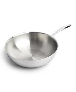 
Dé RVS Wokpan voor krachtig en gezond roerbakken De SOPHIOR RVS Wokpan - 30 cm - is speciaal ontworpen voor wie op hoog vuur kookt met controle en comfort. Dankzij de Tri-Ply-constructie en een snelle warmteopbouw is deze wok ideaal voor roerbakken, sauteren en karamelliseren – PFAS-vrij, gezond en stijlvol.  Alles over deze Wokpan Deze wokpan is opgebouwd volgens de Tri-Ply-constructie: een aluminium kern tussen twee lagen roestvrij staal (18/10 binnenkant, 18/0 buitenzijde). Deze lagen zorgen voor een snelle en gelijkmatige warmteverdeling tot aan de randen – essentieel bij wokken. Met een dikte van 2,5 mm warmt de pan snel op zonder krom te trekken. Het ergonomische, gelaste handvat blijft lang koel en de binnenzijde is volledig glad dankzij het ontbreken van klinknagels. Geschikt voor inductie, gas, oven en alle andere warmtebronnen. Tri-Ply-constructie – snelle en gelijkmatige warmteverdeling 2,5 mm wanddikte – snelle opwarming, geschikt voor hoge temperaturen Ergonomisch handvat – koel, stevig en comfortabel Gelast zonder rivetten – hygiënisch en makkelijk schoon te maken PFAS-vrij, vaatwasserbestendig en geschikt voor alle warmtebronnen  Voor elke krachtige bereiding Van knapperige groentes tot snel dichtgeschroeid vlees: deze wokpan is gemaakt voor hoge temperaturen en snelle handelingen. De roestvrijstalen afwerking geeft de pan een robuuste en moderne uitstraling – perfect voor de serieuze hobbykok.  Wat houdt je nog tegen? Wokken wordt pas écht leuk met het juiste gereedschap. De SOPHIOR RVS Wokpan is jouw duurzame partner voor krachtige, gezonde en smaakvolle maaltijden – dag na dag.Kleur: ZilverAfmetingen: 51cm x 30cm x 9cm