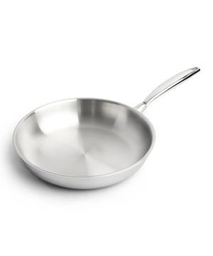 
Dé duurzame RVS koekenpan voor elke dag De SOPHIOR Roestvrijstalen Tri-Ply Koekenpan is ontworpen voor dagelijks, gezond en PFAS-vrij koken. Dankzij de extra dikke bodem van 3,5 mm, het ergonomische handvat en het elegante ontwerp levert deze pan topprestaties in elke keuken – zonder concessies.  Alles over deze koekenpan Deze pan is opgebouwd volgens de Tri-Ply-constructie: drie lagen metaal die samen zorgen voor optimale prestaties. De binnenlaag bestaat uit hoogwaardig 18/10 RVS, de buitenzijde uit 18/0 RVS en daartussen zit een aluminium kern. Dit zorgt voor een uitstekende warmtegeleiding en gelijkmatige verdeling van hitte, tot aan de rand van de pan. De 3,5 mm dikke bodem houdt warmte extra goed vast. Het ergonomische handvat blijft lang koel en is stevig gelast zonder rivetten aan de binnenzijde – voor optimale hygiëne en gebruiksgemak. Geschikt voor alle warmtebronnen, inclusief inductie en oven. Tri-Ply-constructie met aluminium kern – optimale warmteverdeling 3,5 mm dikke bodem – houdt warmte extra goed en lang vast Ergonomisch handvat – blijft langer koel en ligt prettig in de hand Gelast zonder rivetten – gladde binnenzijde, eenvoudig schoon te maken PFAS-vrij en vaatwasserbestendig – gezond, veilig en praktisch  Stijlvol én functioneel Met zijn strakke vormgeving en industriële uitstraling past deze pan naadloos in elke moderne keuken. De combinatie van kracht, comfort en design maakt dit jouw nieuwe favoriete pan voor elke dag.  Wat houdt je nog tegen? Kies voor een pan die een leven lang meegaat. De SOPHIOR RVS Koekenpan is een bewuste, duurzame en gezonde keuze voor serieuze thuiskoks die niet willen inleveren op kwaliteit.Kleur: ZilverAfmetingen: 45cm x 24cm x 5cm