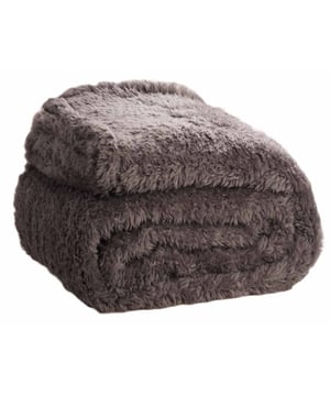 
Teddy Fleece DekenTeddy plaid is een elegante fluffy plaid. Dit plaid van fleece bont is heerlijk zacht en warm en ook nog eens zeer decoratief. Hou de plaid lekker dichtbij en hang ‘m over de leuning van je bank of fauteuil. Zo is Teddy altijd binnen handbereik om je lekker warm mee te bedekken als je aan het relaxen bent. Of leg de plaid als trendy accessoir over je bed. Op die manier geef je je kamer een behaaglijke en luxe sfeer.Laat u verleiden door de zachtheid en warmte van onze plaids gemaakt van polyester teddy waardoor deze lekker zacht en warm aanvoelt. Kruip lekker onder een ruim fleece plaid en laat de kachel uit of een graadje lager. Met deze woonplaid is kou verleden tijd. Met dit plaid ervaar je echte zachtheid en warmte. Doordat de fleecedekens zo zacht en warm zijn, helpen ze jou perfect om tot rust te komen en jezelf te kunnen ontspannen. Deze Teddy fleece deken is verkrijgbaar in verschillende kleuren. De verschillende kleuren zijn: antraciet, beige grijs, camel bruin en blauw groen. Product specificaties:•        100 % Polyester•        130 x 170 cm•        Ultrazacht, warm en fluffy•        Comfortabel, soepel en zacht•        Onderhoudsvriendelijk•        Warmteregulerend•        Huidvriendelijk•        Duurzaam en slijtvast•        Wassen tot 40 graden•        Drogen in de droger op een lage temperatuur•        Let op! Uit de buurt van vuur houden•        BSCI - gecertificeerd•        Oekotex - gecertificeerd•        Code of conduct - Afmeting: 170x130 - Kleur: Grijs - Materiaal: Polyester