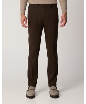 
Berwich Chino biedt de perfecte mix van stijl en comfort. Met een regular fit en bruine, effen stretchstof, zijn de chino's uitgerust met steekzakken voor en paspelzakken achter. De knoop- en ritssluiting zorgt voor een strakke afwerking. Gemaakt van 70% viscose, 26% polyamide en 4% elastaan, garanderen ze een comfortabele pasvorm. Berwich staat voor verfijnde Italiaanse stijl en hoogwaardige materialen, en dat zie je terug in elk kledingstuk.