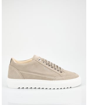 
Beige Mason Garments Tia Cubicoli Sneakers bieden een frisse uitstraling met hun moderne, strakke ontwerp. Gemaakt van hoogwaardig materiaal dat duurzaamheid combineert met stijl. Deze herenschoenen zijn perfect voor dagelijkse avonturen zonder in te boeten op comfort. Mason Garments blijft innoveren met tijdloze designs, gericht op kwaliteit en verfijning. Hun sneakers onderscheiden zich door vakmanschap en een perfecte balans tussen casual en chique.