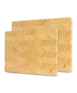 
Luxe bamboe snijplankenset – uniek design, natuurlijk karakter De SOPHIOR Bamboe Snijplankenset combineert moderne elegantie met duurzaam vakmanschap. Deze set bestaat uit twee FSC-gecertificeerde snijplanken met unieke patronen, royale werkoppervlakken en verfijnde details – perfect voor dagelijks gebruik én stijlvolle presentatie.  Alles over deze snijplankenset Deze set bevat twee bamboe snijplanken in de formaten 35 x 25 x 1,8 cm en 42 x 30 x 1,8 cm. Beide planken zijn gemaakt van 100% FSC-gecertificeerd bamboehout en voorzien van een opvallend ingelegd patroon dat elke plank uniek maakt. De royale oppervlakken zijn ideaal voor het snijden van groente, brood, vlees of voor het serveren van kazen en hapjes. Het bamboe is sterk, hygiënisch en bestand tegen intensief gebruik. Set van 2 bamboe planken – voor zowel dagelijks gebruik als presentatie 100% FSC-gecertificeerd bamboehout – duurzaam, sterk en milieuvriendelijk Uniek ingelegd patroon – elke plank is een stijlvol statement Luxe afwerking – ook geschikt als serveerplank aan tafel  Duurzaam design met oog voor detail De warme kleurtonen van bamboe en het moderne lijnenspel maken deze planken tot meer dan keukengerei: ze zijn een decoratief element dat bijdraagt aan een stijlvolle keuken en tafel.  Wat houdt je nog tegen? Kies voor een snijplankenset die net zo mooi is als functioneel. De SOPHIOR Bamboe Snijplankenset is gemaakt om jarenlang mee te gaan en tilt jouw keukenervaring naar een hoger niveau.Kleur: BruinAfmetingen: 42x30x1,8cm / 35x25x1,8cm