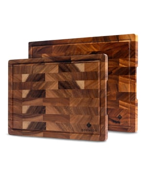 
Luxe walnoot snijplankenset – voor wie houdt van stijl, kwaliteit en gebruiksgemak De SOPHIOR Walnoot Houten Snijplankenset combineert ambachtelijke kwaliteit met een rijke uitstraling. Deze set van twee kops gezaagde planken – in normaal en groot formaat – biedt alles wat je zoekt in snijgemak én presentatie. Een stijlvolle keuze voor wie zijn keuken graag laat spreken.  Alles over deze houten snijplankenset Deze hoogwaardige set bestaat uit twee snijplanken van kops gezaagd walnoothout (end grain): een handzaam formaat van 35 x 25 x 2 cm en een royale plank van 42 x 30 x 2 cm. De end grain-structuur is mesvriendelijk, slijtvast en vangt snijsporen op, terwijl de warme, diepe houttonen een luxueuze sfeer geven. Beide planken zijn voorzien van een sapgeul en mooi verzonken handgrepen – perfect voor functioneel gebruik én stijlvolle presentatie van kazen, tapas of brood. Gemaakt van kops gezaagd walnoothout – duurzaam, sterk en stijlvol Set van 2 formaten – geschikt voor elke snijklus en elk moment End grain-structuur – beschermt je messen en voorkomt slijtage Met sapgeul en verzonken handgrepen – praktisch en gebruiksvriendelijk Luxe afwerking – ook ideaal als serveerplank voor tafelpresentatie  Van werkblad naar dinertafel – met dezelfde plank De rijke houtnerf en donkere tinten maken deze set tot een visueel statement. Of je nu ingrediënten bereidt of een gerecht serveert: deze planken maken indruk door hun vorm én functie.  Wat houdt je nog tegen? De SOPHIOR Walnoot Houten Snijplankenset is de perfecte combinatie van schoonheid en functionaliteit. Voor wie kookt met liefde, serveert met stijl en kiest voor kwaliteit die generaties meegaat.Kleur: BruinAfmetingen: 42x30x2cm / 35x25x2cm