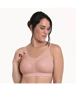 
De gloednieuwe prothesebralette Essential Lace zorgt dankzij de driedelige cup voor optimale ondersteuning.Daarnaast past de beha zich perfect aan je lichaam aan.Hoogwaardige, functionele materialen zorgen voor een maximaal draagcomfort.En dankzij de geraffineerde kantlook heeft de Essential Lace-bralette een luxueuze look.

  
 * geen naad op de huid * hoog comfort * ademend * Cups * naadloos voorgevormde cups * uitneembare schuimcups * Rug * compleet gevoerd * Schouderband * verstelbare bandjes 
 *  * Bovenstof  
 * 62% * Polyamide 
 * 38% * Elastaan  * Schaal  
 * 100% * Polyester   
 * Handwas 
 * Chloorbleek niet mogelijk 
 * Niet met de droogmachine drogen 
 * Niet strijken 
 * Niet chemisch reinigen    | Materiaal info: 45% Polyester 40% Polyamide 15% Elastaan | Wasinstructie: Handwas niet geschikt voor de droger