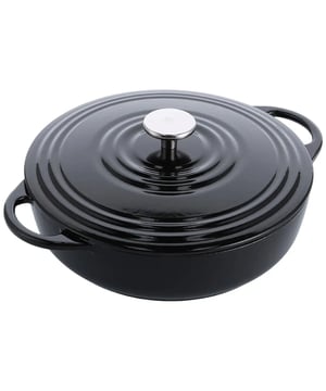 
<h2>BK Bourgogne Gietijzeren Stoofpan Laag Jet Black 28 cm</h2>
<ul>
<li>Geschikt voor alle warmtebronnen</li>
<li>Materiaal binnenlaag: Emaillen</li>
<li>PFAS-vrij</li>
<li>Ovengeschikt Tot 230°C</li>
<li>Inhoud 4 liter</li>
<li>Binnen hoogte 6.8cm</li>
<li>Bodemdiameter 23.6cm</li>
</ul>
<p><strong>Uitgebreide omschrijving</strong></p>
<p class="" data-start="0" data-end="724">De BK Bourgogne Gietijzeren Stoofpan Laag in de kleur Jet Black is een echte blikvanger in je keuken. Maar deze pan is niet alleen mooi, hij is ook enorm functioneel. Met een diameter van 28 cm en een inhoud van 4 liter is hij perfect voor het bereiden van stoofgerechten, soepen of zelfs eenpansmaaltijden. Dankzij het stevige gietijzer houdt de pan de warmte goed vast en wordt die gelijkmatig verdeeld. Zo wordt je gerecht heerlijk mals en smaakvol. De bodemdiameter van 23,6 cm zorgt ervoor dat de pan stevig op het fornuis staat. Deze stoofpan is geschikt voor alle warmtebronnen, inclusief inductie, én kan in de oven tot maar liefst 230°C.</p>
<p class="" data-start="726" data-end="1319">De binnenkant van de pan is voorzien van een sterke emaillen laag. Dit maakt de pan makkelijk schoon te maken en zorgt ervoor dat smaken niet in het materiaal trekken. De pan is daarnaast volledig PFAS-vrij, dus je kookt gezonder en milieubewuster. Of je nu een stoofpot maakt voor een etentje of een flinke pan soep voor het hele gezin – met deze stoofpan zit je altijd goed. En dankzij de opvallende rode kleur zet je de pan gerust direct op tafel. Zo serveer je je gerechten met stijl én gemak. Een duurzame en betrouwbare pan die jarenlang meegaat en bijdraagt aan de lekkerste maaltijden.</p>
<p><