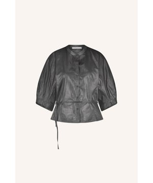 
De christi silver blouse, een feestelijke blouse met een losse pasvorm die comfort en stijl combineert. De korte fit en voluminieuze mouwen geven een speelse touch, terwijl de knoopsluiting een subtiel detail toevoegt. De blouse heeft naast een knoopsluiting ook een ceintuur die je makkelijk kan verstellen. Perfect voor een sprankelende look tijdens speciale gelegenheden.100% polyester