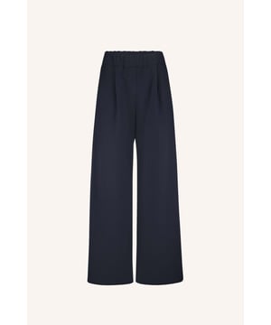 
De Benji pinstripe broek omarmt comfort en stijl met een elastische tailleband en een losvallende pasvorm die je bewegingen volgt. De geplooide details en hoge taille accentueren je silhouet elegant, terwijl het subtiele gestreepte patroon een verfijnde touch geeft. Dankzij de lange lengte en praktische zijzakken is deze broek jouw ideale keuze voor een ontspannen, toch chique dagelijkse look.34% polyester, 32% viscose, 31% recycled polyester, 3% elasthane