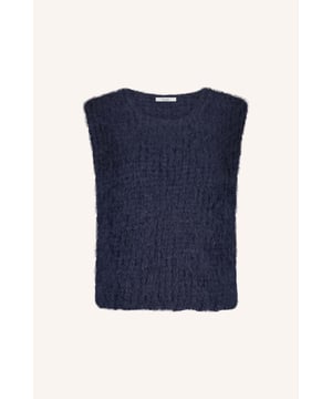 
De james spencer, een perfecte mix van comfort en elegantie. Met een elastieken band aan de onderkant en een mix van mohair biedt deze mouwloze top een zachte, luxe feel. De ronde hals en normale pasvorm zorgen voor de perfecte look voor elke dag! Combineer de spencer met onze lew cheetah red pants. 80% mohair, 20% polyamide