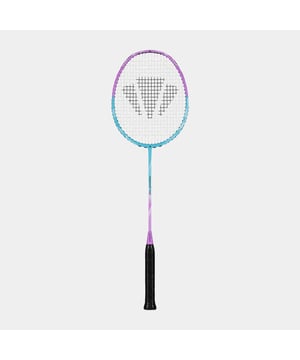 
Begin uw reis naar badmintonmastery met de CARLTON Velocitex V210. Verkrijgbaar in een levendige paars-blauwe kleurenschema, dit heren badminton racket belichaamt de perfecte mix van stijl en betrouwbaarheid en is ontworpen met het oog op uitmuntendheid en een grensverleggende speelervaring. Een van de vele voordelen van de CARLTON Velocitex V210 is het optimale evenwicht tussen kracht en precisie, wat essentieel is voor elk soort spel, van intensieve rally's tot delicate netshots. Dit racket biedt niet alleen superieure controle, maar dekt ook het volledige speelveld, dankzij zijn grotere sweet spot. De CARLTON Velocitex V210 is uitgerust met geavanceerde technologie, waardoor het een betrouwbare keuze is voor de meest veeleisende spelers. Dit racket is met zijn gestroomlijnde ontwerp en geavanceerde materialen op maat gemaakt om minder weerstand te bieden en meer rotatiesnelheid te bereiken. Daarnaast voorzien de uitstekende stabiliteit en duurzaamheid in de behoefte van elke speler,