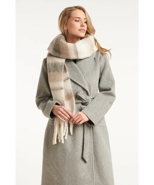 
Stijlvolle en veelzijdige dames sjaal van Smashed Lemon met een klassiek gestreept design in lichtgrijs en donkergrijs. De zachte, comfortabele stof bevat 20% viscose en voelt aangenaam aan op de huid. Perfect voor frisse herfstdagen of als modieus accent in een gelaagde outfit. Dankzij de neutrale kleurcombinatie laat deze sjaal zich moeiteloos combineren met elke jas of winteroutfit. Belangrijkste kenmerken: - Gestreept design in lichtgrijze en donkergrijze tinten - Zachte stof met 20% viscose die is warm, ademend en comfortabel - Perfecte dames sjaal voor herfst, winter of frisse lentedagen Verkrijgbaar in off-white-multicolour, Light grey-Grey.Specificaties :

 
 * Stijl: Sjaals 
 * Print: Strepen 
 * 0 
 * 0 
 * 0 
 * Country of origin: Made in P.R.C. 
 * Verkrijgbaar in kleuren: Wit-Multi, Lichtgrijs 
 * Lining: No 
 * Fabric composition: 20%viscose 80%polyester