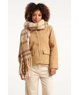 
Trendy en warme dames sjaal van Smashed Lemon met een klassieke ruitstructuur in een moderne zandkleur, gecombineerd met subtiele multicolour accenten. De zachte stof met 20% viscose voelt aangenaam aan en biedt comfort tijdens koude dagen. Deze stijlvolle sjaal is ideaal voor een modieuze winterlook en laat zich makkelijk combineren met jassen in neutrale of warme tinten. Belangrijkste kenmerken: - Klassieke ruitstructuur in zandkleur met moderne multicolour accenten - Comfortabele stof met 20% viscose - Perfecte dames wintersjaal voor een trendy, gelaagde outfitSpecificaties :

 
 * Stijl: Sjaals 
 * Print: Ruit 
 * 0 
 * 0 
 * 0 
 * Country of origin: Made in P.R.C. 
 * Kleur: Sand-Multicolour 
 * Lining: No 
 * Fabric composition: 20%viscose 80%polyester