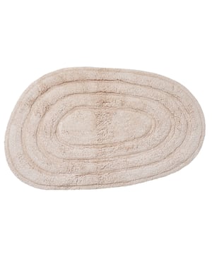 
Introduceer design en comfort in je badkamer met Badmat Oliver! Gemaakt van zacht katoen, biedt deze badmat een heerlijk gevoel onder je voeten. Wat deze badmat speciaal maakt, is het organisch getuft dessin. Samen met de natuurlijke kleur van de mat geeft Oliver elke badkamer een moderne en natuurlijke uitstraling. De badmat is voorzien van een antisliplaag aan de onderkant. Voor de beste zorg raden we de volgende onderhoudsvoorschriften aan: machinewas op 30° en vervolgens aan de lucht laten drogen. Badmat Oliver is verkrijgbaar in 3 kleuren en de volgende maten: 50 x 80 cm, 60 x 100 cm. Merk: Veer Carpets Materiaal: Katoen Kleur: Beige