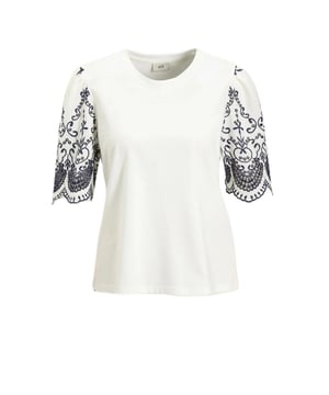 
Deze top heeft een rechtvallende pasvorm. Gemaakt van 100% katoen. De broderie details voegen een stijlvol accent toe.Extra details: Ronde hals 2/4 mouwen Kanten detailsMateriaal:100% KatoenWasvoorschrift:Machinewas max. Fijnwas 30 graden Celsius. Niet in droger