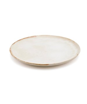 
When having brunch, lunch or dinner, nothing is more pleasing than an attractively set table with beautifully chosen tableware. We love the unique design and colour shades of our Portuguese ceramics. A true must-have for every occasion. Best of all, they're designed to be strong and chip-proof. This white edition with a hint of gold is perfect for anything from a formal dinner to a summer picnic. This handmade tableware can vary in colour. This is not a manufacturing defect, but a unique feature of the material and the method of making. KleurGeel, WitHoogte (cm)2,4Breedte (cm)28Lengte (cm)28VaatwasmachinebestendigJaGeschikt voor voedingJaMaterialenAardewerk Materiaal: