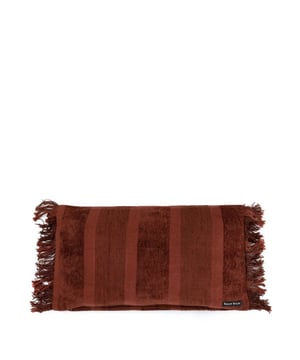 
This velvet cushion adds a beautiful element of texture to your soft furnishings. An indispensable piece to add a boho vibe to your living room, bedroom or even in the garden or covered terrace. Endless possibilities to create your personal style. Inner Cushion not included! This unique textile product has been produced and dyed by hand, giving each individual item a personality of its own where minor color variations should not be considered a defect but a distinct character of the product. KleurBordeaux VelvetBreedte (cm)50Lengte (cm)30Inclusief binnenkussen?NeeMaterialenVelvet Materiaal: