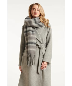 
Stijlvolle en veelzijdige dames sjaal van Smashed Lemon met een klassiek gestreept design in lichtgrijs en donkergrijs. De zachte, comfortabele stof bevat 20% viscose en voelt aangenaam aan op de huid. Perfect voor frisse herfstdagen of als modieus accent in een gelaagde outfit. Dankzij de neutrale kleurcombinatie laat deze sjaal zich moeiteloos combineren met elke jas of winteroutfit. Belangrijkste kenmerken: - Gestreept design in lichtgrijze en donkergrijze tinten - Zachte stof met 20% viscose die is warm, ademend en comfortabel - Perfecte dames sjaal voor herfst, winter of frisse lentedagen Verkrijgbaar in off-white-multicolour, Light grey-Grey.Specificaties :

 
 * Stijl: Sjaals 
 * Print: Strepen 
 * 0 
 * 0 
 * 0 
 * Country of origin: Made in P.R.C. 
 * Verkrijgbaar in kleuren: Wit-Multi, Lichtgrijs 
 * Lining: No 
 * Fabric composition: 20%viscose 80%polyester