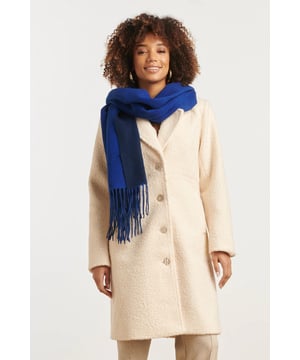 
De elegante uni sjaal van Smashed Lemon in cobalt en navy is een tijdloos accessoire dat elke outfit een stijlvolle upgrade geeft. Het zachte materiaal bevat 20% viscose, waardoor de sjaal niet alleen comfortabel, maar ook ademend en soepel is. Perfect om te dragen bij zowel casual looks als zakelijke outfits en ideaal voor elk seizoen. Belangrijkste kenmerken: •Uni-design in cobalt en navy • Gemaakt van zachte stof met 20% viscose • Veelzijdig accessoire dat eenvoudig te combineren is met elke outfit Verkrijgbaar in Cobalt-Navy, sand, Cognac-Brown, brown,Grey.Specificaties :

 
 * Stijl: Sjaals 
 * Print: Uni 
 * 0 
 * 0 
 * 0 
 * Country of origin: Made in P.R.C. 
 * Verkrijgbaar in kleuren: Blauw-Blauw, Beige, Cognac-Bruin, Bruin, Grijs 
 * Lining: No 
 * Fabric composition: 20%viscose 80%polyester