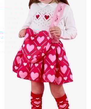 
De Louise tas heeft een hartjesprint, een hartvorm en een elastische logoband, waardoor hij zowel modieus als functioneel is. Met de handige drukknoopsluiting is hij perfect om elke Love Story-outfit compleet te maken.
