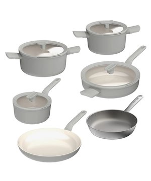 
<h2>BergHOFF Balance Moonmist Pannenset 6 delig Downdraft</h2>
<ul>
<li>100% gerecycled aluminium</li>
<li>Licht materiaal</li>
<li>Hittebestendig handvat voor extra comfort</li>
<li>Glazendeksel met geïntegreerde afgietfunctie</li>
<li>CeraGreen Keramische PFAS-vrije antiaanbaklaag</li>
<li>Glazendeksel met handige knop om een lepel op te plaatsen</li>
</ul>
<p><strong>Uitgebreide omschrijving</strong></p>
<p>De BergHOFF Balance Moonmist pannenset 6-delig Downdraft is een slimme keuze voor elke keukenliefhebber. De aluminium pannen zijn licht van gewicht, gemaakt van gerecycled materiaal en voorzien van een duurzame keramische antiaanbaklaag (PFAS-vrij). Dit zorgt voor een snelle en gelijkmatige warmteverdeling, ideaal voor energiezuinig koken. De glazen deksels hebben een geïntegreerde afgietfunctie en een handige lepelhouder, zodat je schoon en efficiënt kunt werken. De handgrepen blijven koel tijdens het koken, wat extra comfort en veiligheid biedt. Alle pannen zijn geschikt voor inductie en downdraft, en kunnen in de oven tot 180 °C. Na gebruik zijn ze eenvoudig schoon te maken.</p>
<p>De Graphite RVS koekenpan van 24 cm is een stijlvolle en praktische aanvulling op de set. Deze pan is gemaakt van gerecycled roestvrij staal, heeft een krasbestendige afwerking en een ingekapselde bodem voor optimale warmteverdeling. Perfect voor het dichtschroeien van vlees of gevogelte, met behoud van smaak en structuur. De pan is ovenbestendig tot 250 °C en mag na gebruik in de vaatwasser. Zo wordt koken niet alleen lekker, maar ook makkelijk.</p>
<p>Let op bij krachtige kookplaten: Keramische pannen zijn perfect voor dagelijks gebruik, maar bij extreem krachtige kookplaten – zoals sommige inductie- of downdraftkookplaten – is het belangrijk om op het vermogen te letten. Een te hoge stand kan ervoor zorgen dat de antiaanbaklaag sneller slijt. Gebruik deze pannen daarom bij voorkeur op een lage tot middelhoge stand. Zo blijft de antiaanbaklaag langer mooi en geniet je extra lang van deze fijne pannenset.</p>
<p><strong>Samenstelling</strong></p>
<ul>
<li>Balance Moonmist Steelpan met deksel: 18cm | 2L</li>
<li>Balance Moonmist Kookpan met deksel: 20cm | 3.1L</li>
<li>Balance Moonmist Kookpan met deksel: 24cm | 4.4L</li>
<li>Balance Moonmist Hapjespan met deksel: 26cm | 2.9L</li>
<li>Balance Moonmist Koekenpan: 28cm</li>
<li>Graphite RVS Koekenpan: 28cm</li>
</ul>