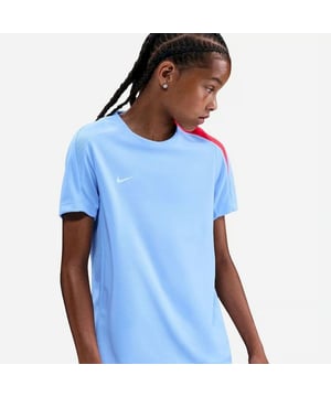 
De wereld van sportkleding heeft een geweldige sprong genomen naar vooruitstrevend ontwerp en uitmuntendheid met het nieuwste dri-fit strike big kids' ss shirt van NIKE. Dit is een serieuzere stap voor jonge voetballende kinderen die dromen van het verbeteren van hun spel. De kleur blauw van het shirt heeft een kenmerkende charme en verhoogt het algehele zelfvertrouwen. Het heeft een breed scala aan voordelen die het onderscheiden van andere sportshirts. Met het NIKE dri-fit strike big kids' ss shirt ervaar je optimaal ademend vermogen dat je koel houdt, zelfs tijdens intensieve traningen of wedstrijden. Het shirt verwijdert zweet van je huid en verdampt het snel, zodat jij je kunt concentreren op de bal en je spelplan. Verder staat het gemak van beweging centraal in het ontwerp van dit kledingstuk - een essentieel aspect voor opkomende voetballers om comfortabel te zijn op het veld. Vaststaande kenmerken van het dri-fit strike big kids' ss shirt zijn onder meer de kwaliteit van de