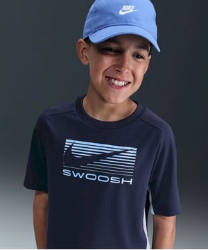 
Breng je training naar een hoger niveau met het NIKE Multi Big Kids Dri-FIT SS-shirt voor jongens. Dit blauwe korte mouw trainingsshirt is alles wat een actieve jongen nodig heeft om zijn sportprestaties te verbeteren en zijn comfort te verbeteren. De voordelen van het NIKE Multi Big Kids Dri-FIT SS-shirt zijn op talloze manieren zichtbaar. Ten eerste, het shirt is uitgerust met Nike's revolutionaire Dri-FIT technologie. Deze geavanceerde stof transporteert zweet weg van de huid naar het oppervlak van het shirt, waar het snel verdampt. Dit houdt uw kind droog en comfortabel, zelfs tijdens de meest intensieve trainingsessies. Of uw kind nu op het voetbalveld staat, een basketbalwedstrijd speelt of gewoon geniet van de speeltijd, het Dri-FIT SS-shirt zorgt ervoor dat hij zich op zijn best voelt. Het shirt heeft ook een reeks belangrijke kenmerken. Het is gemaakt van een lichtgewicht materiaal dat bewegingsvrijheid biedt en niet drukt of schuurt. Het shirt heeft een klassieke pasvorm die