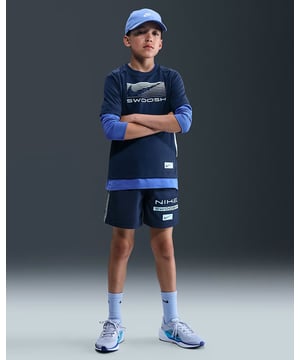 
Stap het veld op, het court of simpelweg de straat met de NIKE multi big kids' (boys') dri-fit shorts, speciaal ontworpen voor de actieve jongeman. Deze trainingsbroek voor jongens in oogstrelend blauw biedt de kwaliteit en het comfort dat je van het wereldberoemde merk NIKE mag verwachten. De NIKE multi big kids' dri-fit shorts zijn doordrenkt met voordelen die de actieve prestaties van uw jonge sporter zullen verbeteren. Het hoogwaardige materiaal biedt een lichtgewicht gevoel dat aanvoelt als een tweede huid, terwijl de duurzaamheid ervan ervoor zorgt dat het bestand is tegen de intensiteit van een harde training of de alledaagse speeltijd. Maar dat is niet het enige voordeel. De shorts zijn geïntegreerd met NIKE's gepatenteerde Dri-FIT-technologie die helpt om zweet weg van het lichaam te transporteren, waardoor uw kind koeler blijft tijdens intensieve activiteiten. Met deze shorts voelt uw kind zich altijd fris en comfortabel, ongeacht de omstandigheden, en kan zich volledig