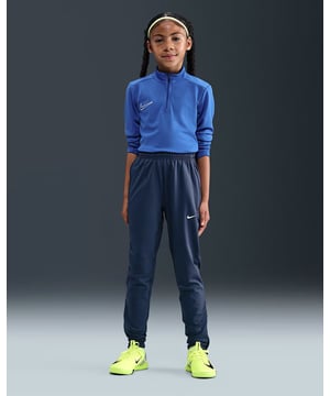 
Introductie: Zoekt u een perfecte combinatie van comfort, prestatie en stijl voor uw duizelingwekkende sportieve spruit? Kijk dan niet verder! De blauwe Nike Dri-Fit Strike Big Kids' Soccer Pants is dé kwaliteitstrainingsbroek die u nodig heeft om het voetbaltalent van uw zoon tot volle bloei te laten komen. Deze trainingsbroek is speciaal ontworpen voor jongens die houden van het spel en niets zal hen ooit tegenhouden. Voordelen: Wat maakt de Nike Dri-Fit Strike Big Kids' Soccer Pants zo speciaal? Welnu, het heeft een hele reeks voordelen die bijna te talrijk zijn om op te sommen. Eerst en vooral, het is gemaakt van hoogwaardige en duurzame materialen, wat betekent dat het een lange levensduur garandeert, zelfs onder de zwaarste speelomstandigheden. Tevens behoudt de broek zijn pasvorm en kleur ongeacht het aantal wasbeurten. Dankzij de Nike's Dri-Fit technologie transporteert de stof het zweet van het lichaam voor snellere verdamping, dus je junior kampioen blijft droog en