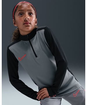 
In de wereld van sport- en stijl-apparel, heeft Nike een onbetwiste reputatie opgebouwd door innovatieve, kwalitatief hoogstaande producten te creëren die zowel comfort als prestatie bevorderen. Een goed voorbeeld van Nike's toewijding aan dit ideaal, is het Academy Big Kids' Dri-FIT longsleeve shirt. Geconstrueerd voor jongeren, combineert dit T-shirt mode en functionaliteit op een elegante manier. Het Academy Big Kids' Dri-FIT longsleeve shirt biedt verschillende voordelen voor de drager. Gemaakt met het innovatieve Dri-FIT materiaal van Nike, is dit shirt speciaal ontworpen om zweet weg te trekken van het lichaam, waardoor uw kind droog blijft, hoe intens de trainingssessie ook wordt. Het zwarte shirt is niet alleen stijlvol, het is ook ontzettend comfortabel, dankzij het zachte, ademende materiaal. Perfect voor sportevenementen, trainingssessies of gewoon als casual outfit. De belangrijkste kenmerken van dit shirt zijn het Dri-FIT materiaal, de lange mouwen en de strakke,