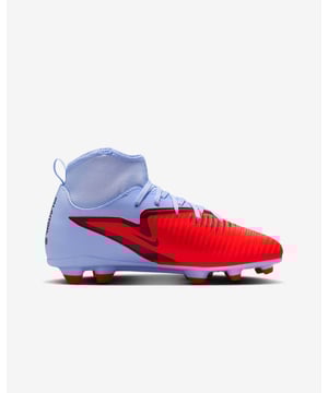 
Maak kennis met de fenomenale Nike Jr Phantom 6 High Club FG/MG. Dit is niet zomaar een voetbalschoen. Het is verfijning en kracht, elegantie en kracht, technologie en stijl gecombineerd in een paar onberispelijke kicksen. Ontworpen voor de jonge voetballer die op zoek is naar een winnend randje op het veld. De Nike Jr Phantom 6 High Club FG/MG voetbalschoenen laten je vast en zeker niet onopgemerkt voorbijgaan. Dankzij het strakke blauwe ontwerp met subtiele details, tilt dit schoeisel je stijl naar een hoger niveau, zowel op als buiten het veld. Deze schoen is speciaal ontworpen voor de aspirant-voetballer die zowel stijl als prestatie wil combineren. Wat betreft de voordelen van deze uitzonderlijke voetbalschoen: Nike heeft uitvoerig zorg besteed aan het bieden van ongeëvenaard comfort en duurzaamheid. De Nike Jr Phantom 6 High Club FG/MG heeft een stevige pasvorm die perfect om je voet sluit, waardoor je optimale controle over de bal hebt in elke situatie. Ongeacht of je op een nat