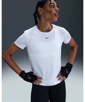 
Introductie: Ontdek de universele schoonheid van de NIKE One Classic dames top in wit/zwart. Deze top combineert veelzijdigheid en comfort op een elegante manier, waardoor het een essentieel kledingstuk is voor elke vrouw. Ontworpen met een geruststellende zachtheid, is deze top gemaakt van lichtgewicht materiaal dat als een tweede huid aanvoelt. Het is perfect voor vrouwen die op zoek zijn naar een ademende en stijlvolle top voor sport, dagelijks gebruik of als casual essential in hun garderobe. Voordelen: De NIKE One Classic top is een perfecte keuze voor vrouwen die comfort en functionaliteit hoog in het vaandel dragen. Dankzij de unieke Dri-FIT technologie van Nike, houdt dit shirt je droog en fris, zelfs tijdens de meest intensieve trainingen of op hectische dagen. De slimme materiaalcombinatie van 89% polyester en 11% elastaan optimaliseert het ademend vermogen, terwijl het de nodige stretch biedt voor voldoende bewegingsvrijheid. Belangrijkste kenmerken: Bovenop het hoge