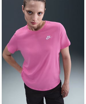 
Met trots introduceren we het NIKE sportswear club essentials wom t-shirt - jouw definitieve keuze voor sportieve prestaties en trendy stijl. Dit sport t-shirt met korte mouwen voor dames is een compromisloze toevoeging aan uw sportkledingcollectie, speciaal voor dames die geen genoegen nemen met minder als het gaat om mode en functionaliteit. Een van de grootste voordelen van dit NIKE t-shirt is het hen in staat stelt zich te onderscheiden door stijl. Het rood ademt kracht en dynamiek uit en heeft het potentieel om je energie, enthousiasme en passie voor je sport uit te drukken. Maar deze kleurrijke verschijning gaat niet alleen om esthetiek. Het t-shirt is ook gemaakt met het oog op comfort en prestaties, om ervoor te zorgen dat u zich in elke situatie goed voelt en in staat bent om uw volledige potentieel te ontwikkelen. Vergeet harnassen en andere rigide sportkleding die beweging beperken. Dit t-shirt verdeelt de inspanning, laat je vrij bewegen en zorgt voor een optimale balans