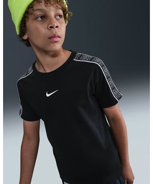 
Introductie: Vooraal je kleine sportieve kampioenen bieden wij de Nike k nsw tee club+poly 2 (consumer fac)! Dit stijlvolle sport t-shirt met korte mouw voor jongens is ontworpen om tegemoet te komen aan de eisen van alle energieke sportactiviteiten. Niet alleen valt dit sport t-shirt op door het strakke en moderne ontwerp, maar zijn kleurstelling in de immer tijdloze kleur zwart maakt het een ideale keuze voor bijna elk sportevenement. Voordelen: Het club+poly 2 sport t-shirt van Nike is meer dan zomaar een t-shirt voor je jongen; het is een toewijding aan comfort, stijl en prestatie. Bovendien past het perfect bij de actieve en avontuurlijke levensstijl van je jongen. Beleef de sport zoals die bedoeld is, zonder dat zweet en ongemak de prestatie van je kind belemmeren. Dit t-shirt zorgt ervoor dat je kind comfortabel blijft, ongeacht de intensiteit van de sportactiviteit. Belangrijkste kenmerken: Dit op maat gemaakte, lichtgewicht t-shirt is speciaal ontwikkeld om maximale
