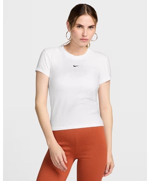 
Introductie: Ervaar nu extra comfort tijdens je workouts met het Nike Sportswear Chill Knit Dames T-shirt. Speciaal ontworpen voor de actieve vrouw, combineert dit sport t-shirt de kwaliteit en innovatie die je gewend bent van Nike met een modieuze en functionele look. Verkrijgbaar in klassiek wit en chic zwart, stemt de top naadloos af op je sportieve stijl. Voordelen: Deze NIKE Sportswear Chill knit damesshirt is gemaakt om jou te laten schitteren in je fitnessregime. Deze high-performance sporttop garandeert niet alleen superieure vochtafvoering voor droog en comfortabel sporten, maar zorgt ook voor excellente flexibiliteit, waardoor je je vrij en onbelemmerd kunt bewegen. Belangrijkste Kenmerken: Dit modieuze, korte mouwenshirt is vervaardigd van hoogwaardig breisel wat het shirt ademend maakt en een lichtgewicht gevoel biedt. Het uitmuntende ventilatiesysteem houdt je lichaamstemperatuur optimaal, egaliseert het zweet en houdt je droog en comfortabel, zelfs tijdens de meest