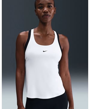 
Het merk NIKE heeft wederom haar passie voor innovatie tentoongesteld door het ontwerp van de Pro Women's Dri-Fit Tank Top. Speciaal ontworpen voor de moderne actieve vrouw, is dit trainingssinglet een must-have kledingstuk rekening houdend met zowel uw sportieve prestaties als uw stijl. Deze Pro Women's Dri-Fit Tank Top is een uitstekende keuze, dankzij de ademende technologie die is ontworpen met comfort in maximale mate. De Dri-Fit technologie waarvan deze top gemaakt is, staat bekend om haar unieke vermogen om zweet weg te voeren van het lichaam, waardoor u koel en droog blijft tijdens uw workout. Deze superieure kenmerken zijn net zo efficiënt voor een intensieve training als voor een ontspannen wandeling in de stad, waardoor de NIKE Pro Women's Dri-Fit Tank Top een uitstekende keuze is voor alle soorten activiteiten. Bovendien combineert de NIKE Pro Women's Dri-Fit Tank Top functionaliteit met een elegant esthetisch ontwerp. Beschikbaar in wit en zwart, kan deze top gemakkelijk