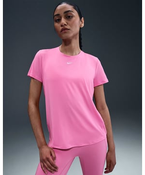 
Verfris je garderobe met de Nike One Classic Dri-FIT voor vrouwen, een training t-shirt met korte mouwen, hier gepresenteerd in een levendige rode kleur. Deze fitness essential gaat verder dan de basis en nodigt je uit om op jouw best te presteren, terwijl je er geweldig uitziet en je fantastisch voelt. Het combineert sport- en stijlelementen om je naadloos van je training naar je dagelijkse activiteiten te brengen. Geniet van de talrijke voordelen die dit Nike Dri-FIT t-shirt je biedt. Ten eerste voelt het absoluut comfortabel aan dankzij zijn ademende en lichte constructie, dat je vrij laat bewegen en je helpt om koel te blijven, ongeacht de intensiteit van je training. Daarnaast zorgt de Dri-FIT technologie ervoor dat zweet afgestoten wordt van het huidoppervlak naar de buitenste laag van de stof waar het snel verdampt. Dit houdt je droog en comfortabel tijdens zelfs de meest inspannende workouts. De belangrijkste kenmerken van dit product zijn de verschillende elementen die