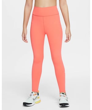 
Maak kennis met de Nike One Big Kids' Dri-FIT lange strakke training legging voor meisjes. Deze legging is een absolute must-have voor iedere drukbezette dag waarop je kleding nodig hebt die je van de ene activiteit naar de andere kan dragen. De Nike Dri-FIT technologie zorgt ervoor dat zweet wordt afgevoerd van je huid, waardoor je droog en comfortabel blijft, zelfs tijdens intensieve work-outs. Het materiaal van de legging is ongelooflijk zacht en elastisch, waardoor het met je mee beweegt. De hoge taille van het design zorgt ervoor dat je comfortabel en bedekt blijft tijdens elke beweging. Daarnaast beschikt de legging over een verborgen zak aan de achterkant van de tailleband, waarin je kleine essentials gemakkelijk kunt opbergen. De Nike One legging bestaat voor 80% uit polyester en 20% elastaan en is voorzien van het iconische Swoosh logo dat is aangebracht met behulp van transferdruk. Je kunt de legging eenvoudig in de wasmachine wassen, zodat hij keer op keer fris blijft. De