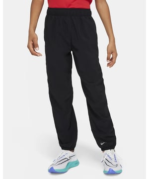 
Introductie: Voor jongens die graag actief bezig zijn en op zoek zijn naar comfortabele kleding tijdens hun trainingen, is de Nike Dri-Fit Big Kids' pant de perfecte keuze. Deze trainingsbroek combineert stijl en functionaliteit om elke workout zo aangenaam mogelijk te maken. Voordelen: De Nike Dri-Fit Big Kids' pant biedt verschillende voordelen voor jongens die regelmatig sporten. Dankzij het Dri-Fit materiaal wordt zweet snel afgevoerd en blijft de huid droog en comfortabel tijdens intensieve trainingen. De elastische tailleband zorgt voor een goede pasvorm en de zijzakken bieden ruimte om kleine items mee te nemen tijdens het sporten. Daarnaast zorgen de zwart-wit kleuren ervoor dat de trainingsbroek gemakkelijk te combineren is met andere sportkleding. Belangrijkste kenmerken: De Nike Dri-Fit Big Kids' pant is speciaal ontworpen voor jongens en past zich perfect aan het lichaam aan dankzij de comfortabele pasvorm. De trainingsbroek is gemaakt van hoogwaardige materialen die