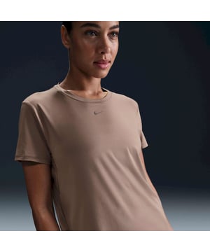 
Met het Nike One Classic T-shirt ben je voorzien van een allround workout en lifestyle essential. Of je nou van plan bent om een intensieve training te volgen of gewoon wilt relaxen, dit T-shirt past zich moeiteloos aan jouw dagelijkse bezigheden aan. De lichtgewicht en zijdezachte stof droogt snel en houdt je comfortabel gedurende de hele dag. Met de Nike One Classic Top hoef je je geen zorgen te maken over zweet, dankzij de zweetafvoerende technologie blijf je droog en zelfverzekerd. Of je nu 's ochtends een wandeling maakt of 's avonds aan je routine werkt, dit T-shirt geeft je het comfort dat je nodig hebt. Nike One is al jarenlang een betrouwbare partner in fitness, maar begrijpt dat fitness voor iedereen anders is. Wil je een meer gestroomlijnde look? Bekijk dan de Nike One Fitted cropped tops. Ga je liever voor ultiem comfort zonder in te leveren op prestaties? Dan zijn de Nike One Relaxed tops perfect voor jou. Het Nike One Classic T-shirt beschikt over een tijdloze stijl met