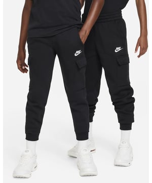 
De Nike Sportswear Club Fleece Cargobroek voor grote kinderen is de perfecte mix van sportief en casual. Deze pantalon is ideaal voor jongens die houden van comfort en stijl. Met een unisex pasvorm is deze cargobroek geschikt voor iedereen, zodat elk kind zich vrij kan bewegen en spelen. De schuine zakken bieden snelle toegang tot essentials, terwijl de cargozakken op de pijpen extra ruimte bieden voor snacks of andere benodigdheden. Bovendien is de tailleband verstelbaar dankzij het trekkoord, waardoor een comfortabele pasvorm gegarandeerd is. De Nike Club Fleece Cargobroek is gemaakt van lichte fleece met een gladde buitenkant en een zacht geborstelde binnenkant. Hierdoor is hij perfect als extra warme laag, of het nu zomer of winter is. Het ribboorden en het geborduurde Futura-logo voegen een extra stijlvolle touch toe aan deze cargobroek. De broek is machinewasbaar voor eenvoudig onderhoud en heeft de kleuren zwart, zwart en wit. Of je nu gaat sporten, relaxen of naar school gaat,