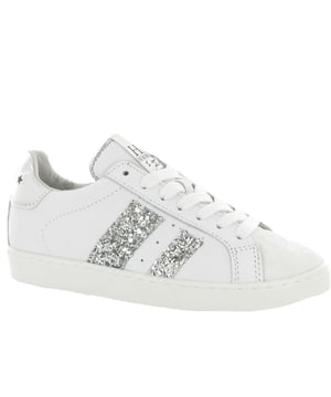 Nu in onze Jongensschoenen sale outlet; deze topper uit de collectie van HIP. Op V&D is het altijd HIP sale en elke dag nieuw aanbod van HIP.
Deze sneakers hebben een slijtvaste en gemakkelijk schoon te maken rubber neus