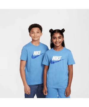 
Nike brengt met trots het Nike Sportswear Big Kids' T-shirt op de markt, speciaal ontworpen voor de jonge sportliefhebbers. Dit comfortabele T-shirt is perfect voor zowel sportieve activiteiten als voor dagelijks gebruik. Met zijn casual uitstraling en uitstekende kwaliteit is dit shirt een must-have voor alle kinderen die van beweging houden. Het Nike Sportswear Big Kids' T-shirt biedt vele voordelen. Zo zorgt het ademende materiaal ervoor dat je tijdens het sporten koel en comfortabel blijft. Daarnaast heeft het shirt een perfecte pasvorm waardoor je vrij kunt bewegen zonder belemmeringen. De opvallende blauwe kleur zorgt ervoor dat je er altijd stijlvol uitziet, zowel op het sportveld als daarbuiten. De belangrijkste kenmerken van dit Nike Sportswear Big Kids' T-shirt zijn de zachte stof die de huid niet irriteert, de ronde hals die zorgt voor een sportieve look en de bekende Nike Swoosh die het shirt een trendy uitstraling geeft. Dit shirt kan eindeloos worden gecombineerd met