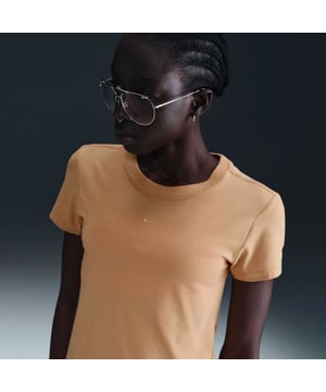 
Het Nike Sportswear Chill Knit Dames T-shirt is de perfecte combinatie van comfort, stijl en kwaliteit. Of je nu aan het trainen bent of gewoon een casual outfit wilt dragen, dit T-shirt heeft alles wat je nodig hebt. Met het ademende materiaal en de speciale breistructuur biedt dit shirt ultiem comfort en optimale bewegingsvrijheid. Het Nike-logo op de voorkant geeft een sportieve uitstraling en benadrukt de hoge kwaliteit van het merk. Dankzij de cropped pasvorm en stijlvolle details is dit T-shirt niet alleen geschikt voor tijdens het sporten, maar ook voor dagelijks gebruik. Het is gemakkelijk te onderhouden en duurzaam, waardoor je er lang plezier van zult hebben. Kortom, het Nike Sportswear Chill Knit Dames T-shirt is een must-have voor elke sportieve vrouw die er stijlvol en comfortabel uit wil zien. Bestel nu en ervaar zelf het verschil!
