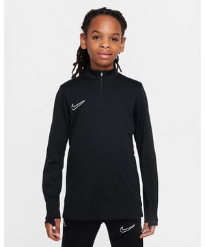 
Til je voetbalvaardigheden naar een hoger niveau met het Nike Academy25 Big Kids' Dri-FIT trainings T-shirt met lange mouwen. Dit zwarte shirt is speciaal ontworpen om je droog en comfortabel te houden terwijl je aan je techniek werkt. Dankzij de Nike Dri-FIT technologie wordt zweet snel afgevoerd van je huid, waardoor je droog blijft en optimaal kunt presteren. De duimgaten zorgen voor extra bedekking en houden de mouwen op hun plaats tijdens het bewegen. De mesh zijvlakken zorgen voor ventilatie, waardoor je koel blijft tijdens intensieve trainingen. Het design met korte ritssluiting biedt extra bedekking wanneer de rits dicht is en zorgt voor luchtcirculatie wanneer de rits open is. Het shirt is gemaakt van 100% polyester en kan eenvoudig in de wasmachine worden gewassen. Het is voorzien van een geborduurd Swoosh logo en heeft een stijlvolle zwart-wit design. Kortom, met het Nike Academy25 Big Kids' T-shirt ben je klaar om te schitteren op het voetbalveld, terwijl je geniet van