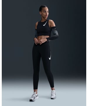
Voel je fris en comfortabel tijdens het hardlopen met de Nike Fast legging voor dames. Deze zwarte tight met een lengte tot net boven de enkel is ontworpen om jou net dat beetje extra te geven tijdens je runs. De mesh vlakken in de knieholte zorgen voor optimale ventilatie, terwijl de Nike Dri-FIT technologie het zweet snel afvoert, waardoor je droog en comfortabel blijft. Een steekzak aan de zijkant en een achterzak met rits bieden voldoende opbergruimte voor essentials zoals je telefoon. Daarnaast zorgt het stretchmateriaal voor een ondersteunend gevoel en kun je met het interne trekkoord de perfecte pasvorm creëren. Deze legging is niet alleen functioneel, maar ook stijlvol met geprinte graphics op de linkerdij. Gemaakt van hoogwaardige materialen zoals polyester en elastaan, is deze tight duurzaam en kan hij gewoon in de wasmachine worden gewassen. Kortom, met de Nike Fast legging kun je vol vertrouwen en comfortabel je runs doen. Ga een tandje sneller en ervaar de voordelen van