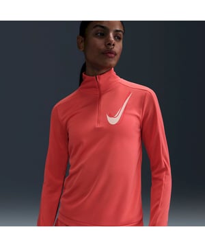 
De Nike Swoosh Women's 1/2-Zip Running Tank Top is de perfecte keuze voor elke hardloopster die op zoek is naar comfort en prestaties tijdens haar trainingen. Met zijn opvallende oranje kleur en kenmerkende Nike Swoosh-logo op de borst, zul je zeker opvallen tijdens je volgende run. Een van de belangrijkste voordelen van deze hardlooptop is het zweetafvoerende materiaal. Dit zorgt ervoor dat je droog en comfortabel blijft, zelfs tijdens intensieve trainingen. De sneldrogende stof voorkomt oververhitting en zorgt ervoor dat je altijd een fris gevoel behoudt, hoe lang je run ook duurt. Het 1/2-rits ontwerp van de top biedt extra flexibiliteit en zorgt voor eenvoudig aanpasbare ventilatie. Zo kun je gemakkelijk de temperatuur regelen tijdens je training. De lichtgewicht constructie van de top zorgt voor maximale bewegingsvrijheid, zodat je ongehinderd kunt blijven hardlopen. De Nike 1/2-Zip Hardlooptop is verkrijgbaar in de opvallende kleur Magic Ember en heeft de stijlcode HJ2225-814. Of
